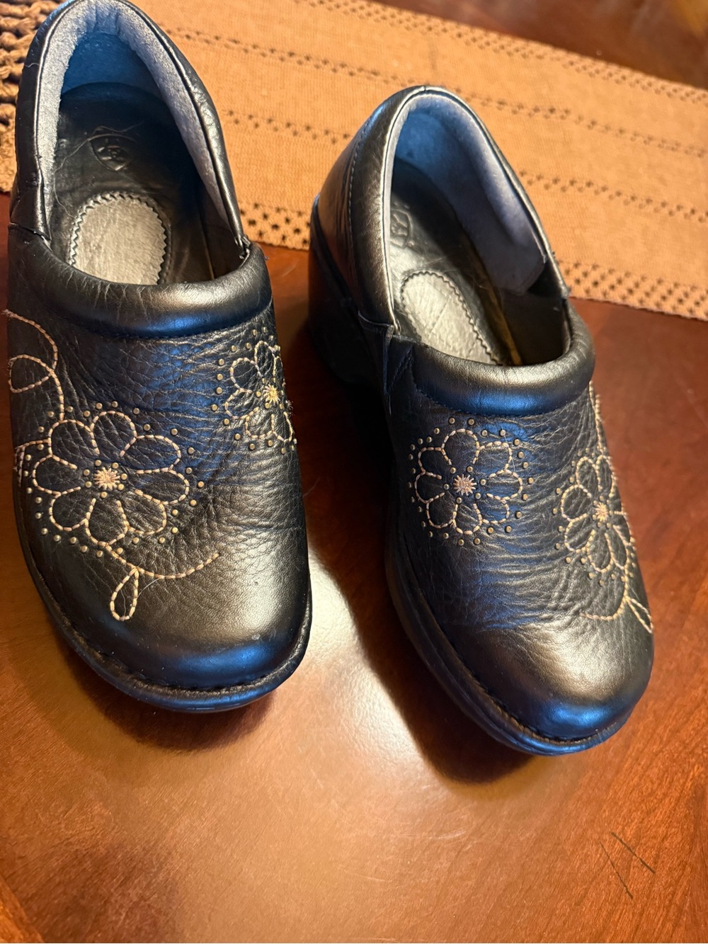 Ariat black leather with Embroidered Floral 6.5 size